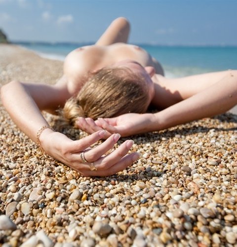 Все плюсы нудистского пляжа на лицо - большое разнообразие голых сексуальных тел 